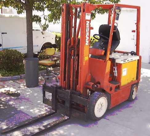 Nissan c MO2 5000 lbs electric forklift