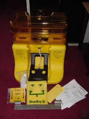 Bradley S19-921 self contained gravity fed eye wash