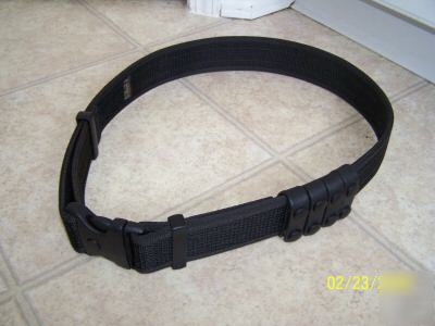 Uncle mikes duty belt nylon size lg.w/ keepers (4)