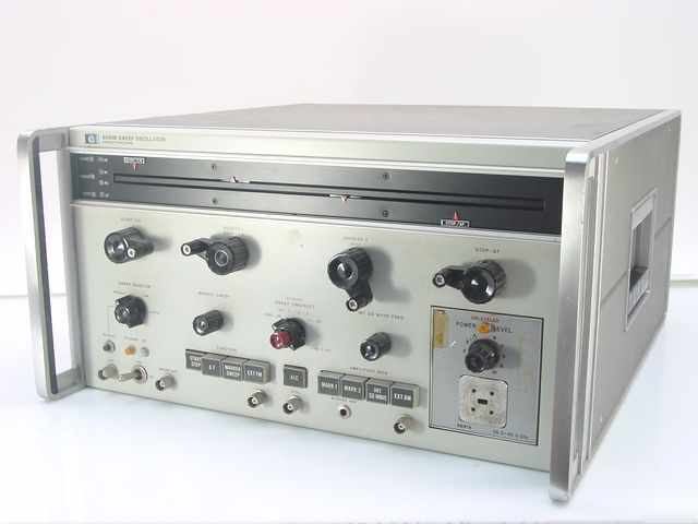 Hp 8690B sweep oscillator w/hp 8697A 26.5-40 ghz plugin