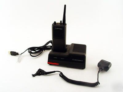 Used motorola uhf MT1000 438-470 mhz radio/charger/mic