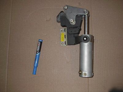 New smc pneumatic cylinder hold down clamp M158