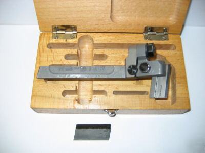 Lathe threading tool with box and resharpable tip