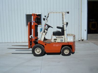 84 nissan 3000# pneumatic forklift w/ ss #789