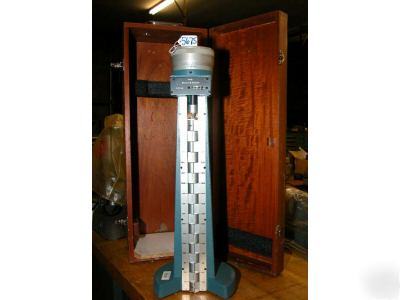 Brown & sharpe height gage model 5851 metric w/case