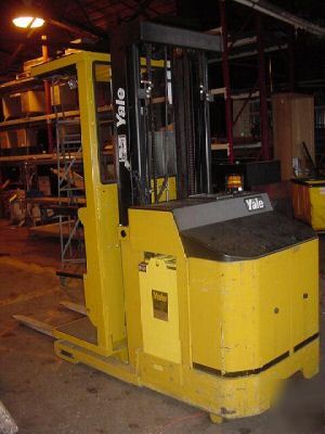 Yale order picker in very good condition very low hours
