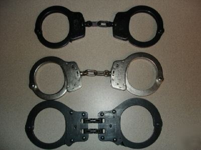Handcuffs 2 smith & wesson, 1 peerless and two cases