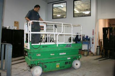 Scissorlift jlg model 2033E w/ battery and charger