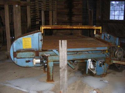 Band saw pallet disassembler
