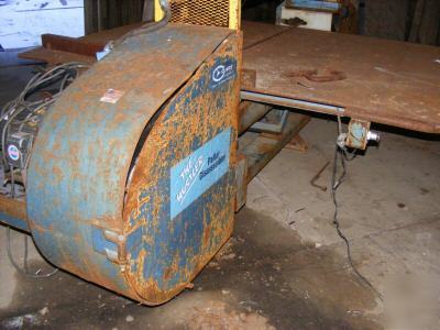 Band saw pallet disassembler