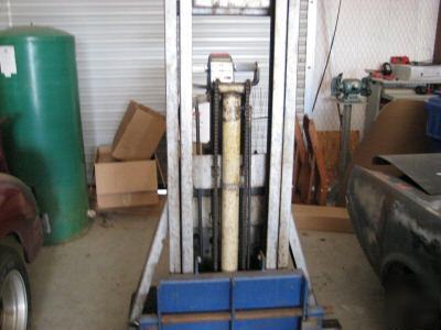 Crown 20MT walkie stackie - used pallet lift