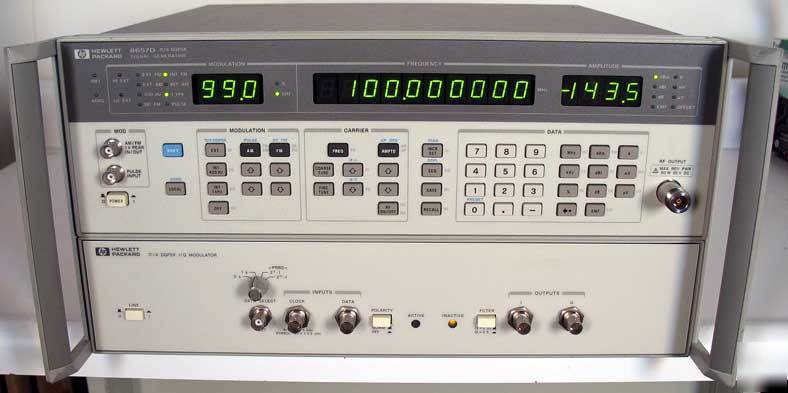 Hp/agilent 8657D/H01 signal generator w/manuals clean