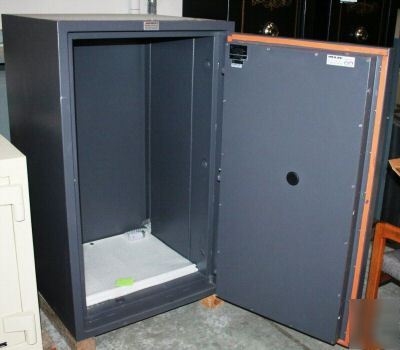 Meilink dauntless BC4524-1 fire safe w/ 3 adj shelves