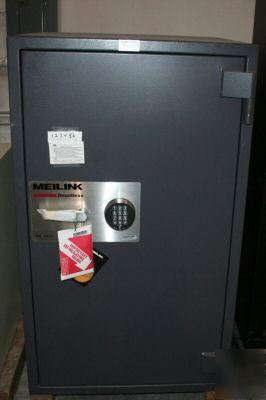 Meilink dauntless BC4524-1 fire safe w/ 3 adj shelves