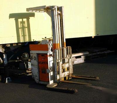 Yale stand up rider behind