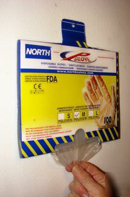 New 100 disposable plastic gloves - medium