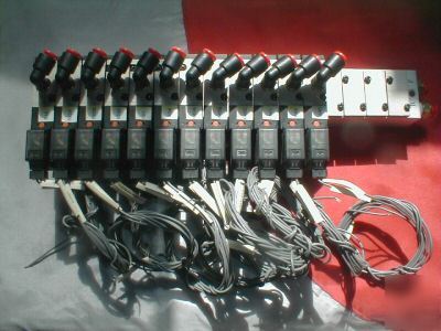 Smc 16 port solenoid manifold w/12 VZ512 24 vdc valves