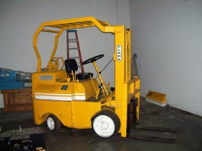 Forklift 6000 lbs clark runs great, in so california