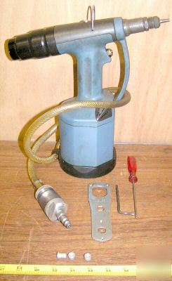 Gesipa pneumatic/hydraulic gun for threaded blind rivet