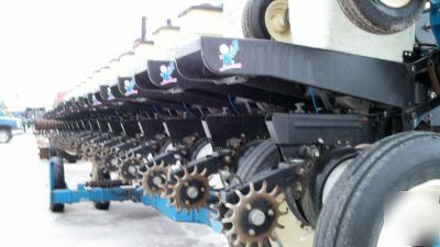 1996 kinze 16/31 twin line planter squeeze pumps 2 tank