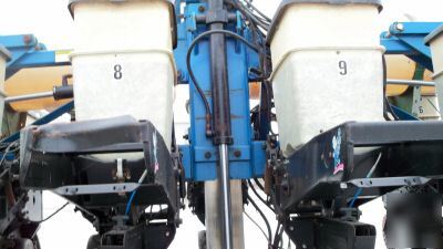 1996 kinze 16/31 twin line planter squeeze pumps 2 tank