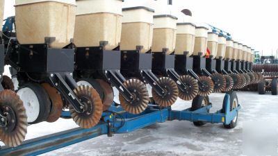 1996 kinze 16/31 twin line planter squeeze pumps 2 tank