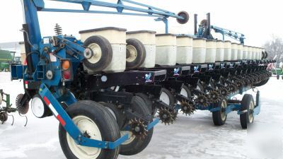 1996 kinze 16/31 twin line planter squeeze pumps 2 tank