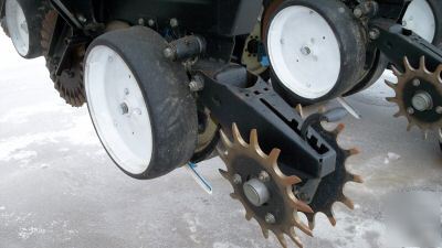 1996 kinze 16/31 twin line planter squeeze pumps 2 tank