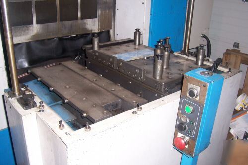 Matsuura ra-1G vertical machining center w/pallets
