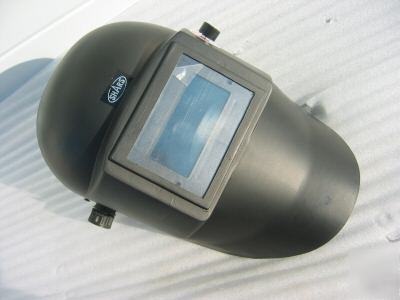 Welding helmet with auto darkening filter