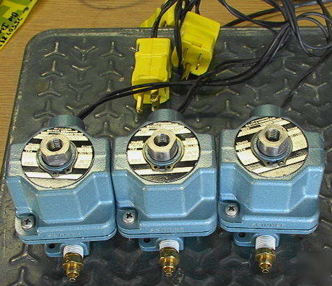 3 skinner ABLB2252 solenoid valves 250PSI 115VAC .25NPT
