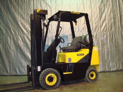 2004 daewoo 4,000 lb fork lift pneumatic tires 4000#