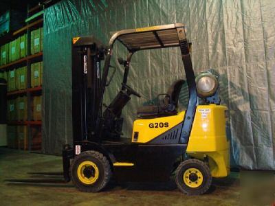 2004 daewoo 4,000 lb fork lift pneumatic tires 4000#