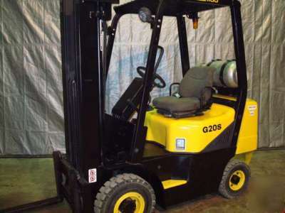 2004 daewoo 4,000 lb fork lift pneumatic tires 4000#