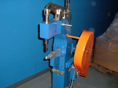 Stimpson style rivet riveter eyelet pedestal machine 